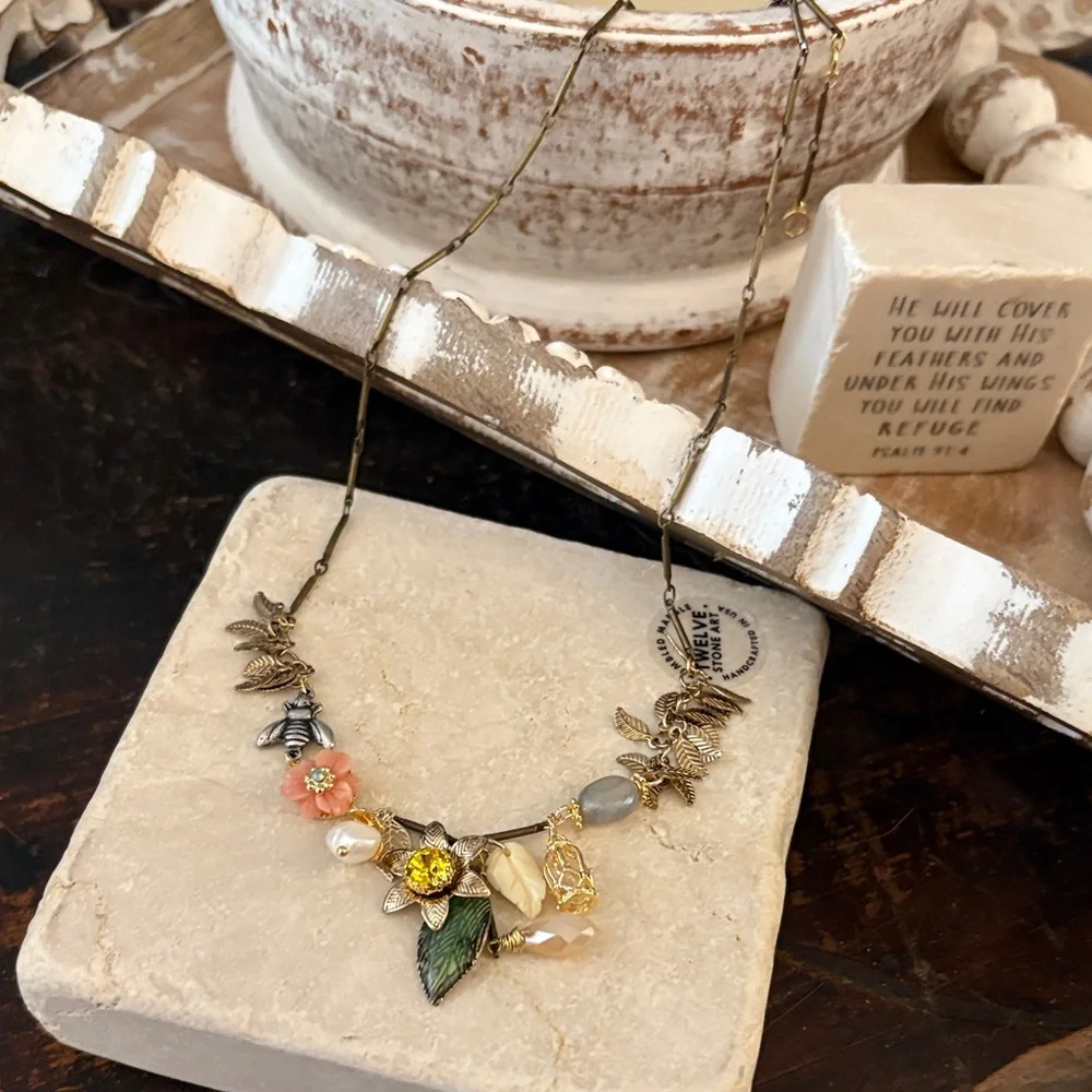 Charm Floral Necklace with Gold, Pink, Brass and Green Details Bee Flowers Pearl - Picture 3 of 3